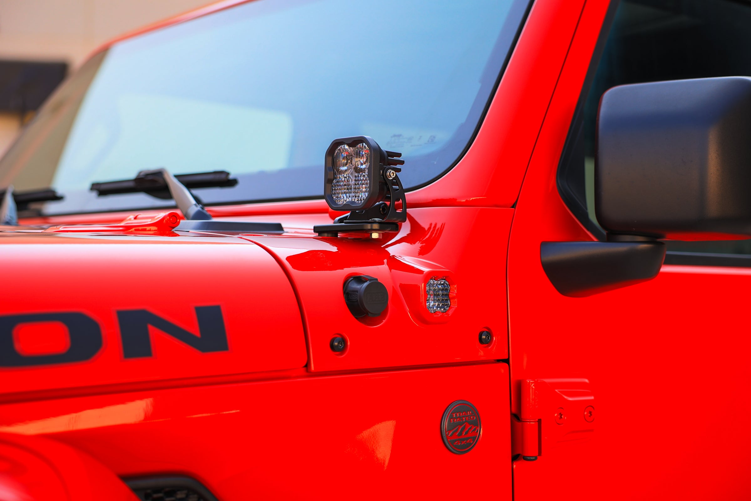 Insight Fusion Air, viewed from the side of the Jeep.  